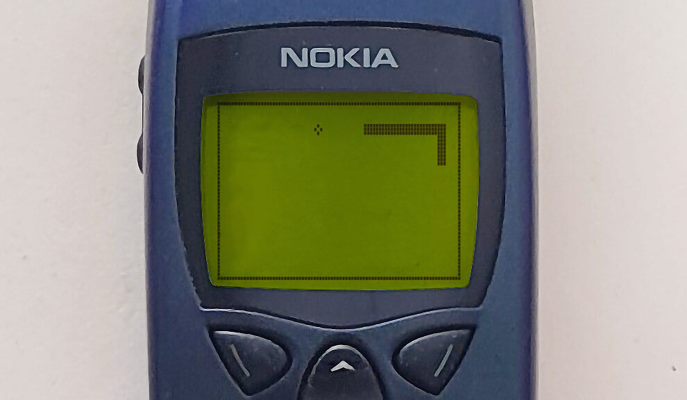 Un Nokia 6110 affichant le jeu Snake sur son écran monochrome.