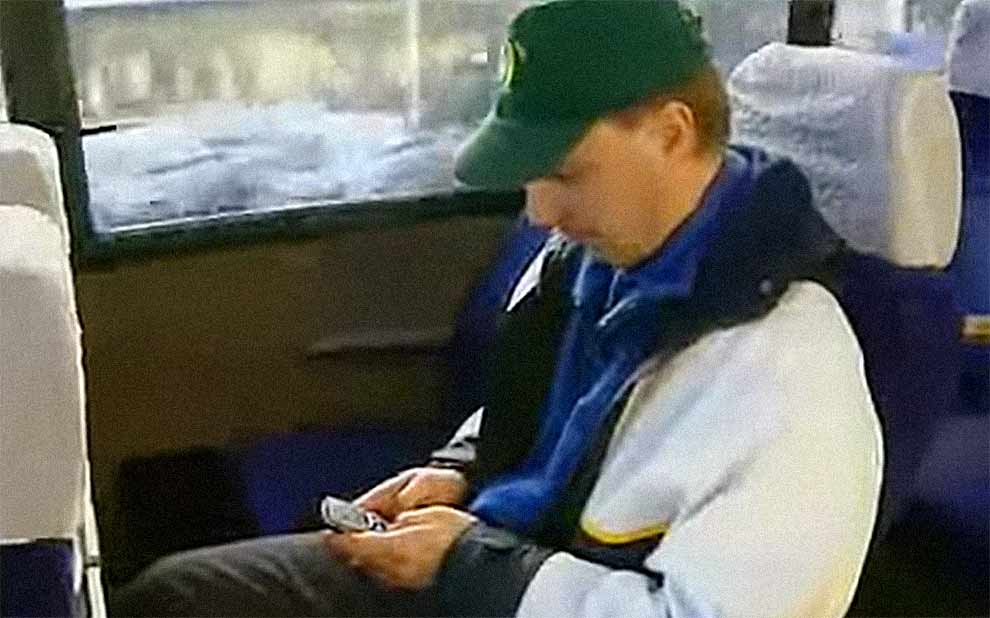 Taneli Armanto jouant à Snake sur un téléphone Nokia en 1997, assis dans les transports en commun.