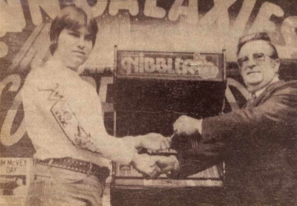 Tim McVey recevant sa clé de la ville d'Ottumwa en 1984, avec la machine d'arcade Nibbler en arrière-plan.